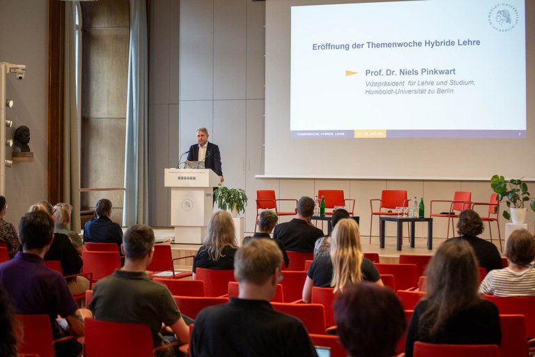 1_hybride_lehre_eröffnung_senatssaal_24.06.2024_stefan_klenke-0793.jpg