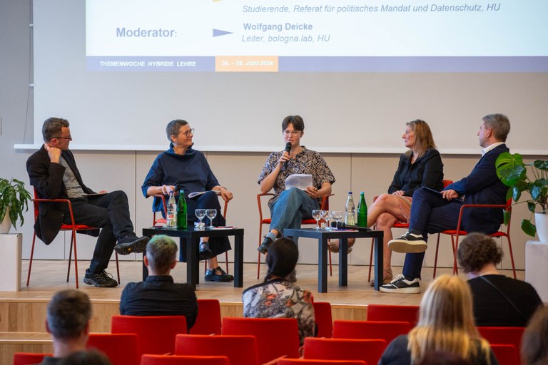 Paneldiskussion beim Auftakt der Themenwoche Hybride Lehre